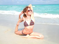 海边瑜伽比基尼美女图片