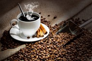 桂皮咖啡豆与咖啡图片