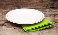 陶瓷餐盘和餐布图片