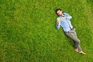 躺在草地上的帅哥图片
