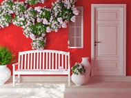 红墙外的长椅与鲜花图片