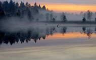 冬季清晨湖泊雾气图片