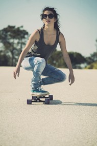 美女滑板运动图片