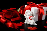 玫瑰花礼物盒与雕塑图片