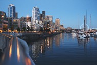 城市码头游艇夜景图片