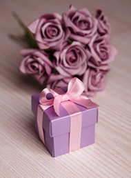 紫色礼物与仿真玫瑰花图片