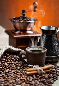 咖啡研磨机与咖啡杯子图片