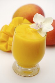 黄色芒果汁图片