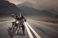 骑摩托的老人图片
