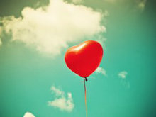 天空中漂浮的红心气球图片素材