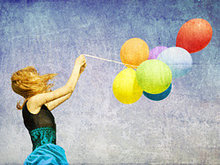 怀旧国外女孩与彩色气球图片素材