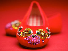 中国传统新娘钉珠绣鞋高清图片