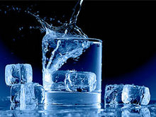水晶玻璃杯与冰块高清图片3