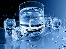 水晶玻璃杯与冰块高清图片2