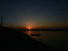 黄色江边夕阳图片