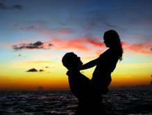 夕阳海边情侣高清图片