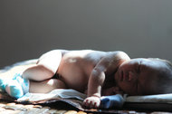 阳光下熟睡的婴儿图片素材