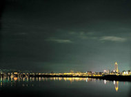 河畔城市夜景PPT模板