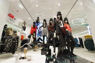 迪拜购物中心衣服店图片
