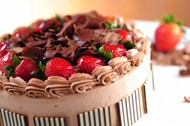 草莓巧克力装饰蛋糕图片