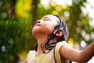 下雨天淋雨图片