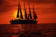 黄昏海上帆船图片