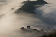 云雾缭绕的高山图片