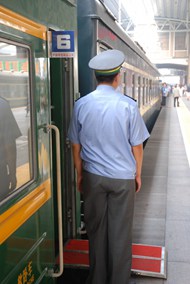 火车站列车员图片