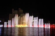 夜间喷泉图片
