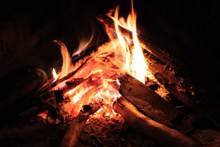 燃烧的火堆图片