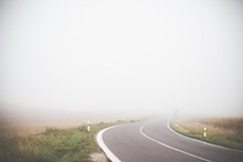 大雾天公路图片