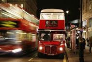 伦敦街道巴士夜景图片