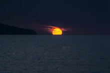 海平面落日图片