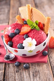 红色草莓冰激凌图片