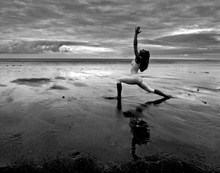 海边瑜伽黑白图片