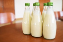 玻璃瓶装牛奶图片