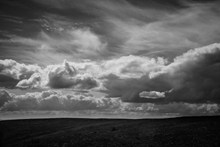 低空云团黑白风景图片
