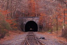 秋天铁轨隧道图片
