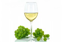 青葡萄和白葡萄酒图片