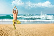 海边练瑜伽图片