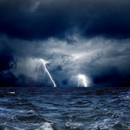 海上打雷闪电图片