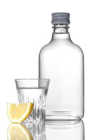 柠檬酒杯与伏特加酒图片