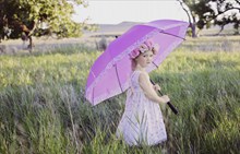 撑伞的小女孩图片素材