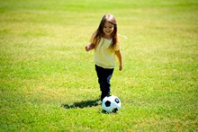 小女孩踢足球图片下载