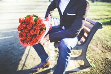 拿玫瑰捧花的男人图片素材