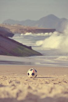 海滩上的足球图片下载