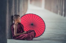佛教和尚休憩高清图片