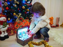 小女孩圣诞音乐盒高清图