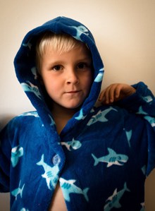 海豚睡衣男孩图片素材