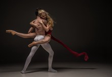 男女双人芭蕾舞高清图